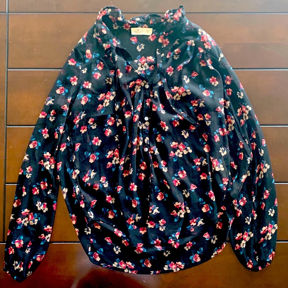 🌻Black Floral Hollister XS Top🌻